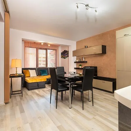 Downtown 1Bd Apartment With A Cosy Balcony Φιλιππούπολη
