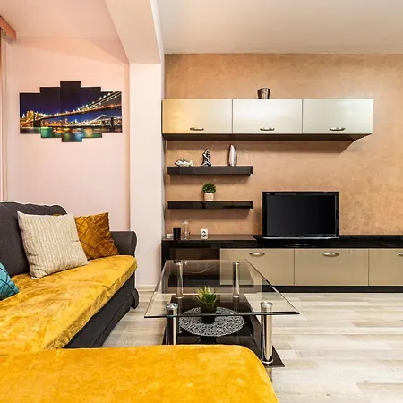 Downtown 1Bd Apartment With A Cosy Balcony Φιλιππούπολη