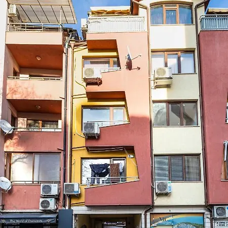 Downtown 1Bd Apartment With A Cosy Balcony *