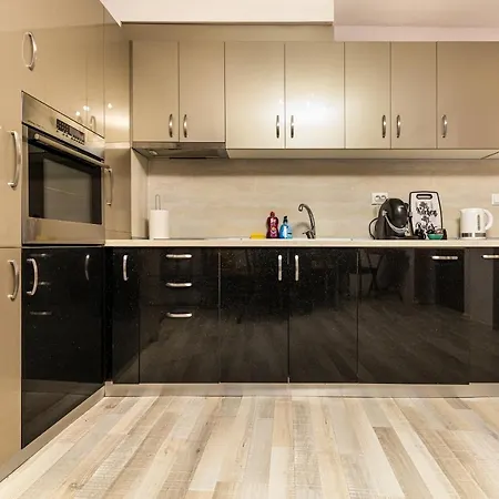 Downtown 1Bd Apartment With A Cosy Balcony