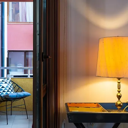 Downtown 1Bd Apartment With A Cosy Balcony