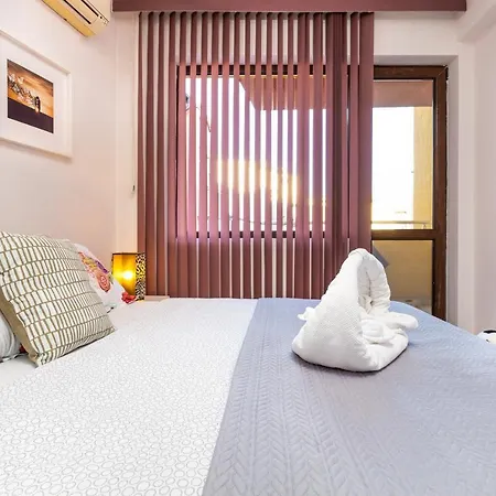 Downtown 1Bd Apartment With A Cosy Balcony *